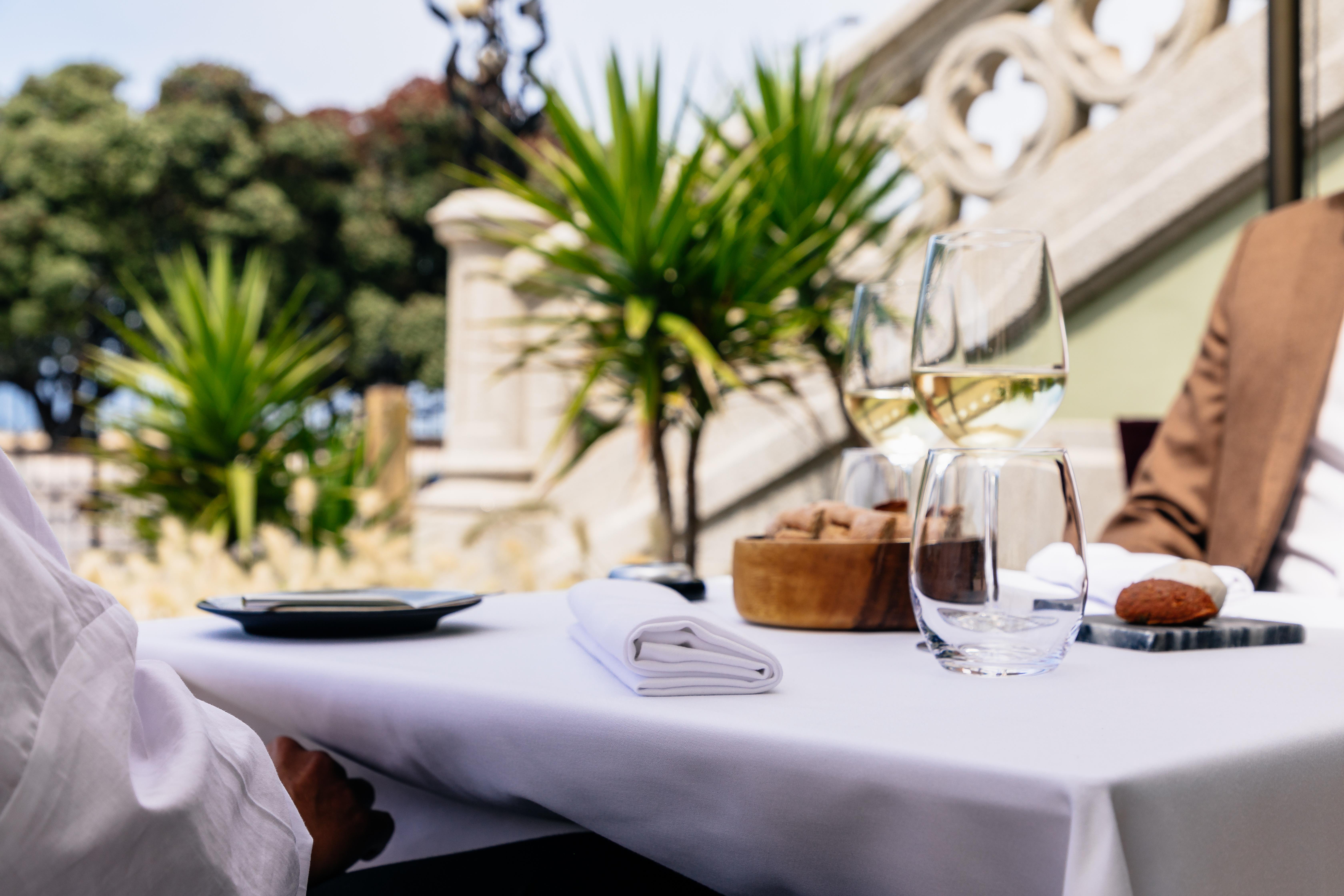 Vila Foz Hotel & Spa - Member Of Design Hotels Porto Ngoại thất bức ảnh A table at the restaurant