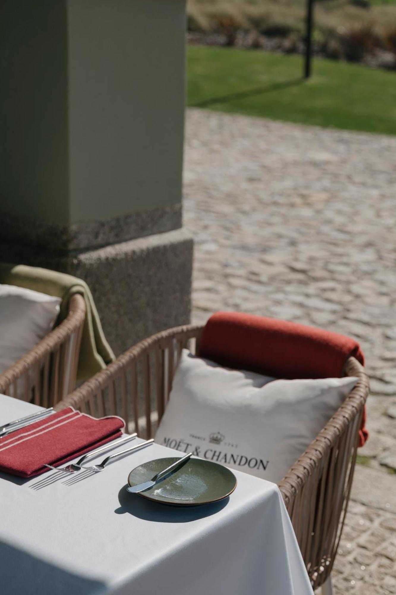 Vila Foz Hotel & Spa - Member Of Design Hotels Porto Ngoại thất bức ảnh The outdoor furniture collection "Bora"