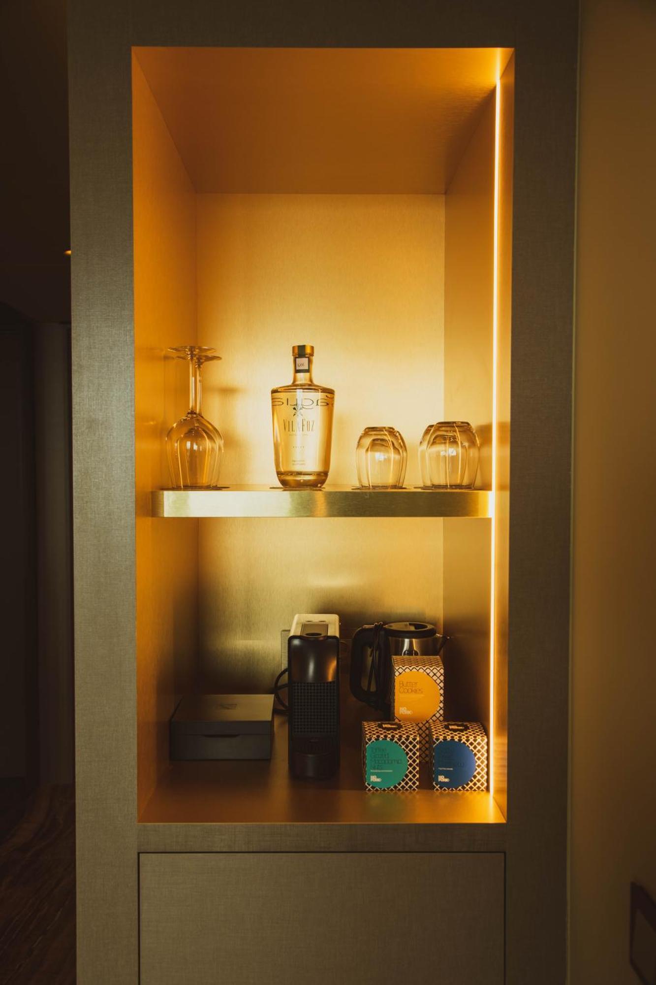 Vila Foz Hotel & Spa - Member Of Design Hotels Porto Ngoại thất bức ảnh A Nespresso machine in a hotel room