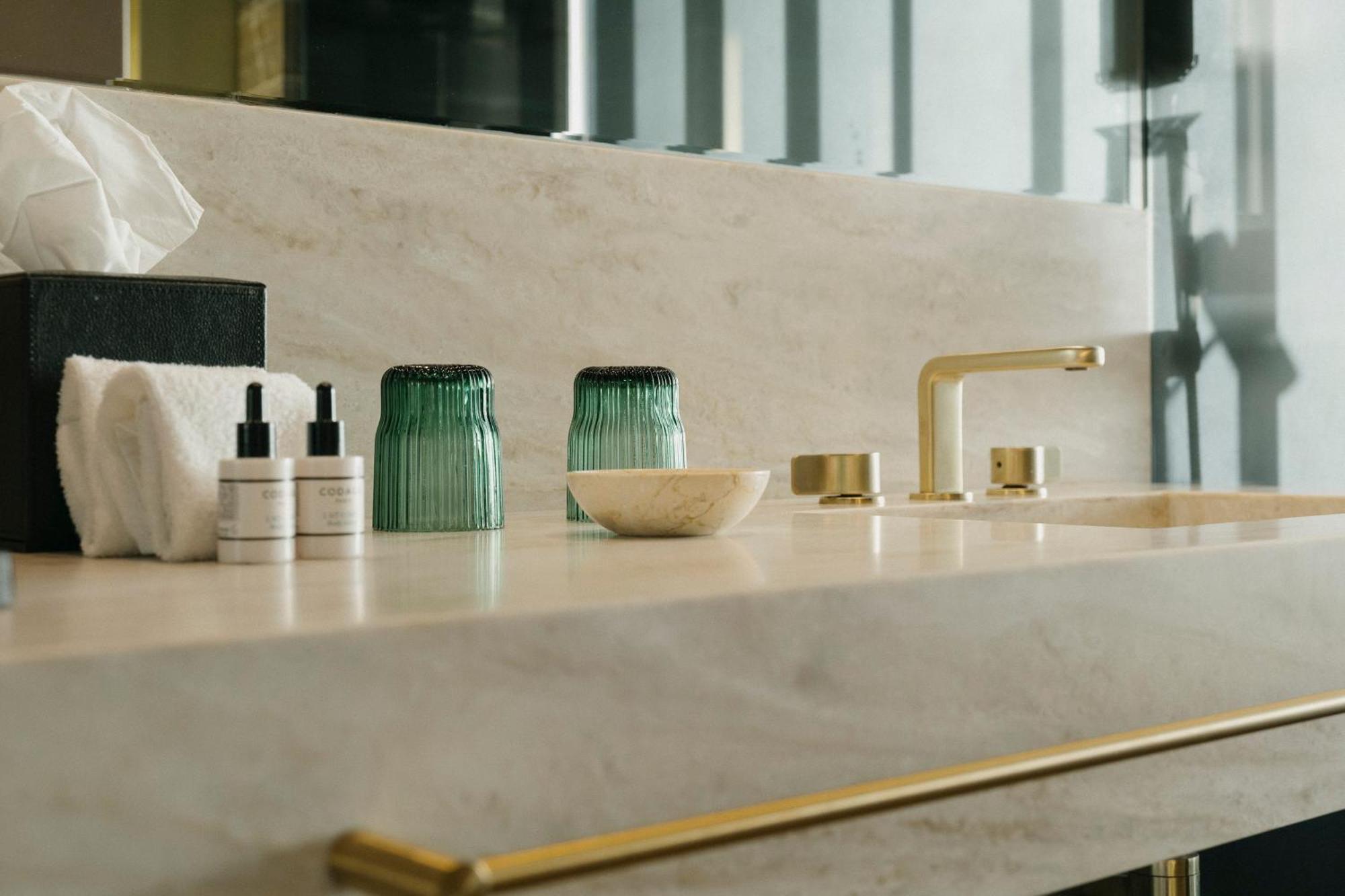 Vila Foz Hotel & Spa - Member Of Design Hotels Porto Ngoại thất bức ảnh Bathroom fixtures